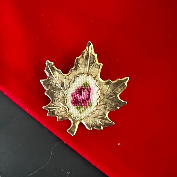 Gold Leaf Brooch with Pink Rose Embroidery Vintage 60 - Picture 3 of 7